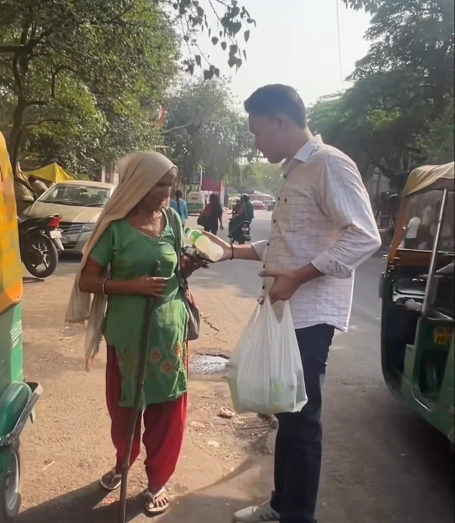 Our volunteer serving an elderly woman on the street
